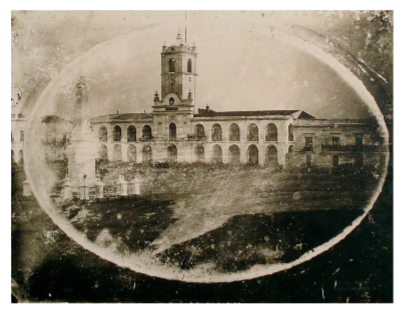 Primera fotografía del Cabildo original, tomada en 1852. Todavía tenía el reloj español de 1763, y el Escudo Nacional en la fachada.