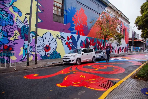 El filete baila al 2×4 en el Abasto a puro color y crea una nueva ruta de murales en Buenos Aires de piso a cielo