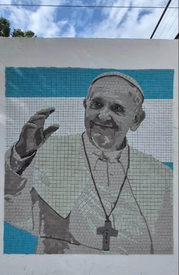 A un año de su fallecimiento, inauguran dos murales en homenaje al papa Francisco con foco en arte y durabilidad urbana