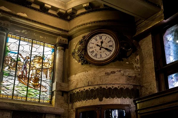 11 Reloj Restaurado Y Vitrales Iluminados