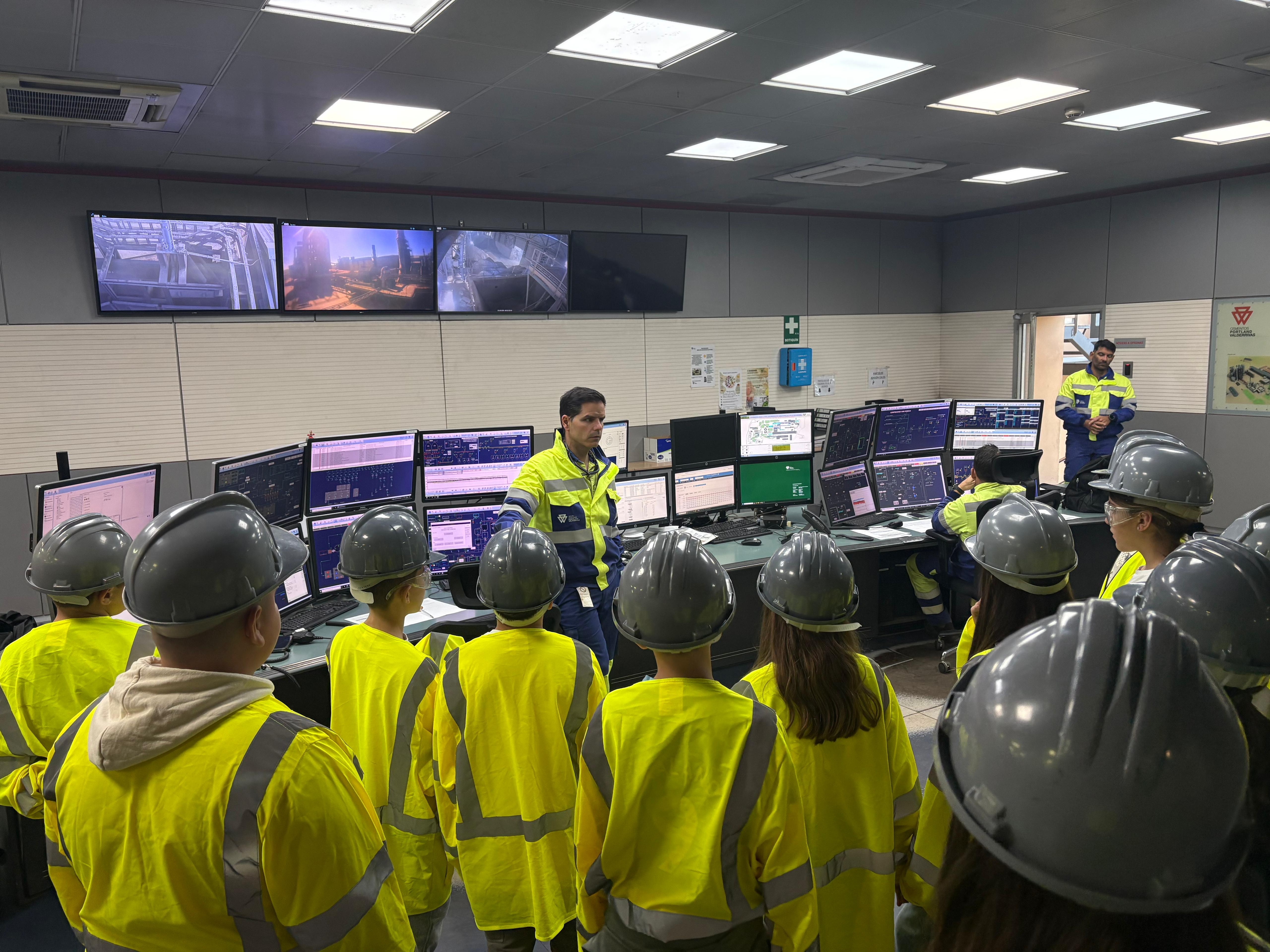 Flacema y Cementos Portland Valderrivas trasladan el compromiso de la industria cementera con la economía circular y el desarrollo sostenible al alumnado del CEIP Ángeles Martín Mateo