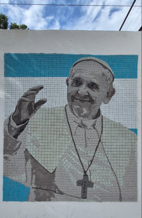A un año de su fallecimiento, inauguran dos murales en homenaje al papa Francisco con foco en arte y durabilidad urbana